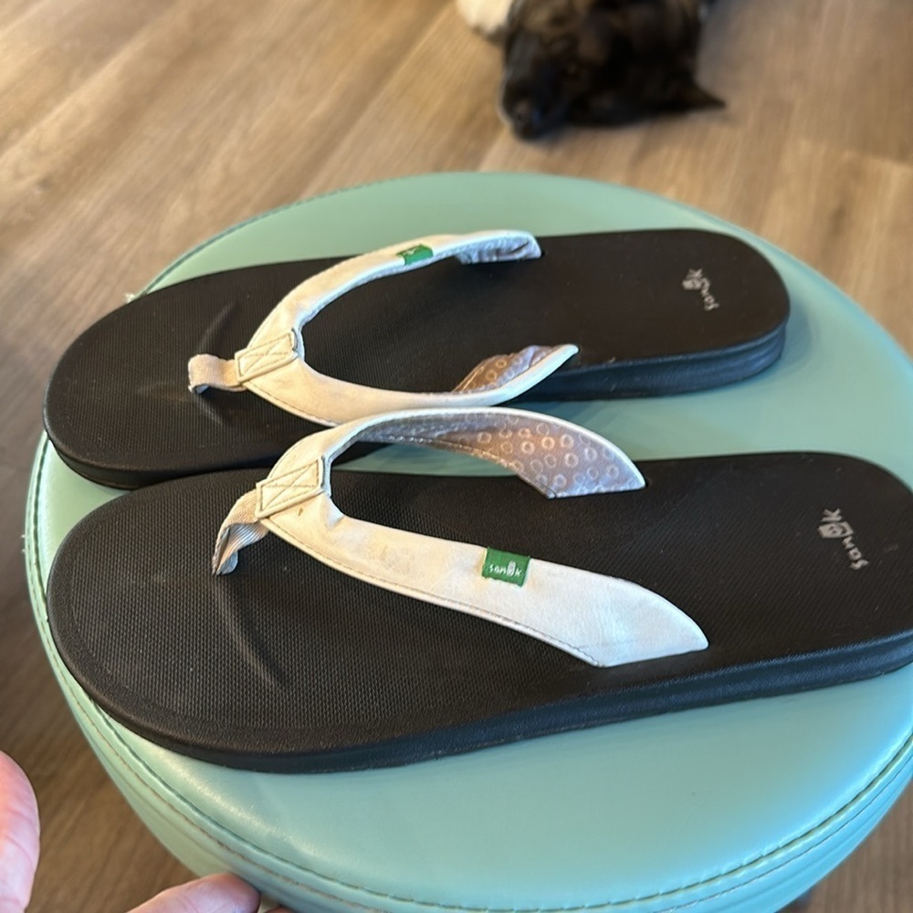 Sanuk white flip-flops with black sole size 11 - Picture 3 of 7